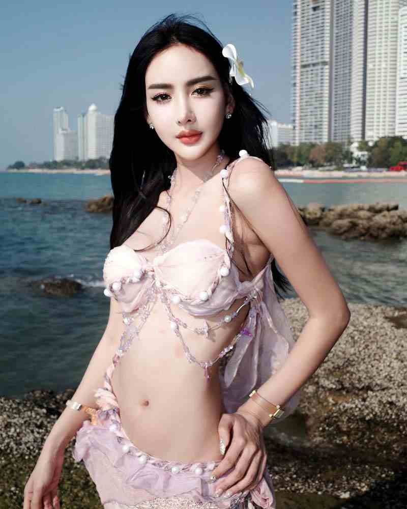 ปราง สุนทรี ไม่ว่าใส่บิกินี่สีแดงหรือสีฟ้า ก็สามารถเป็นจุดสนใจเสมอ